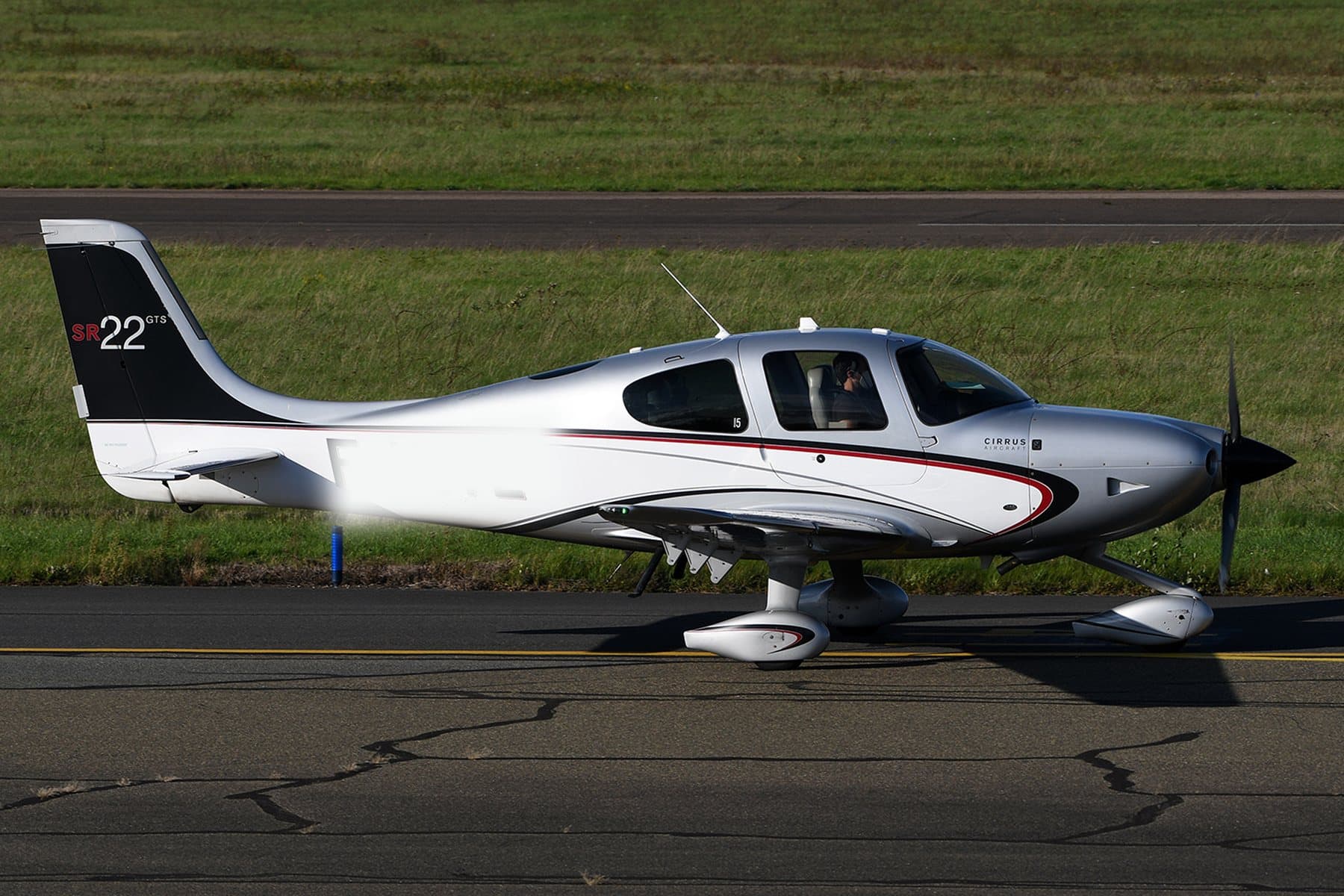 Cirrus SR22 taxiing
